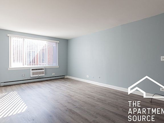4th image of 3835 N Pine Grove Ave #1