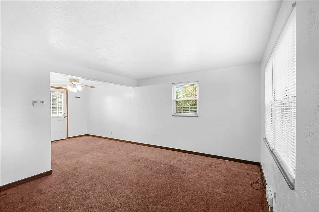 Building Photo - 105 5th Ave