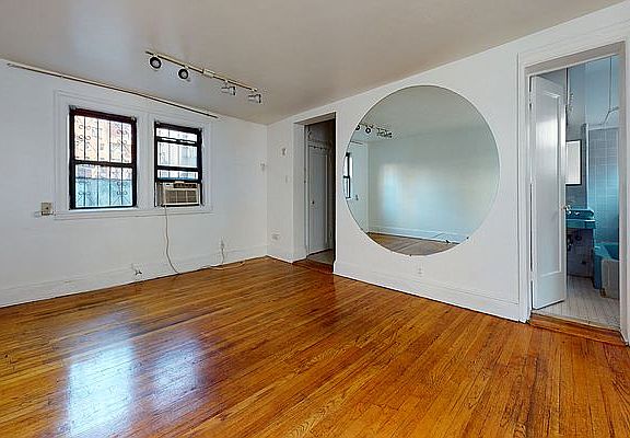 3rd image of 36 E 38th St