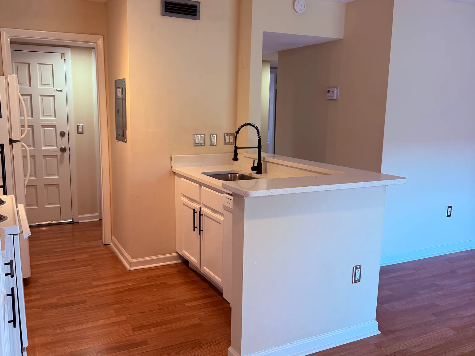 2 bed, 1040 sqft, $1,600 — Photo 2