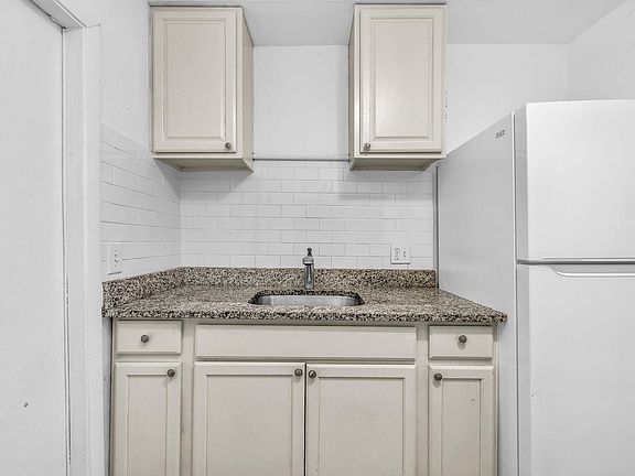 3rd image of 209 4th Ave S #209