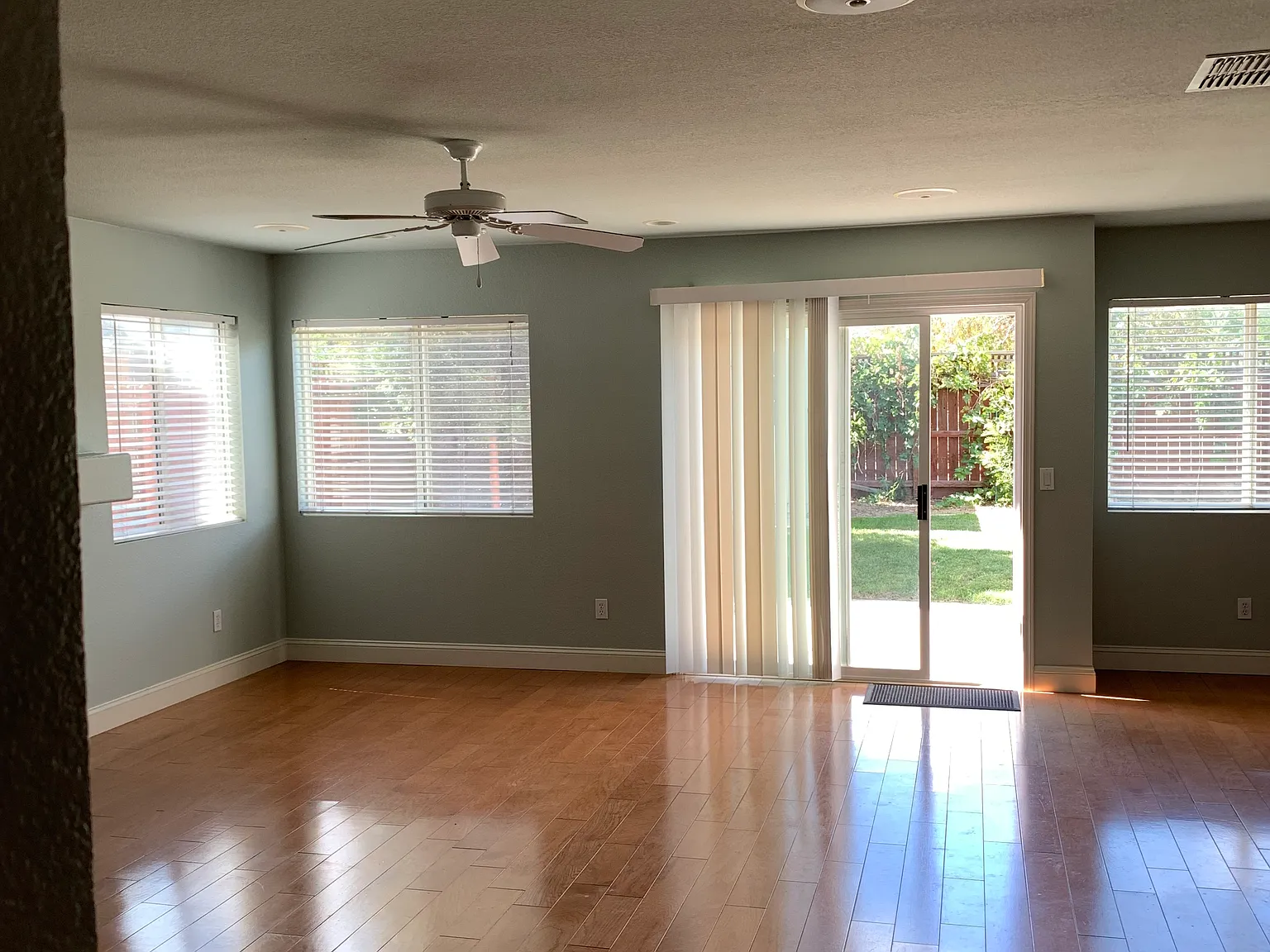 4 bed, 2200 sqft, $3,100 — Photo 3