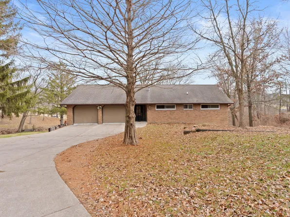 1869 Stagecoach Ln, Muscatine, IA 52761