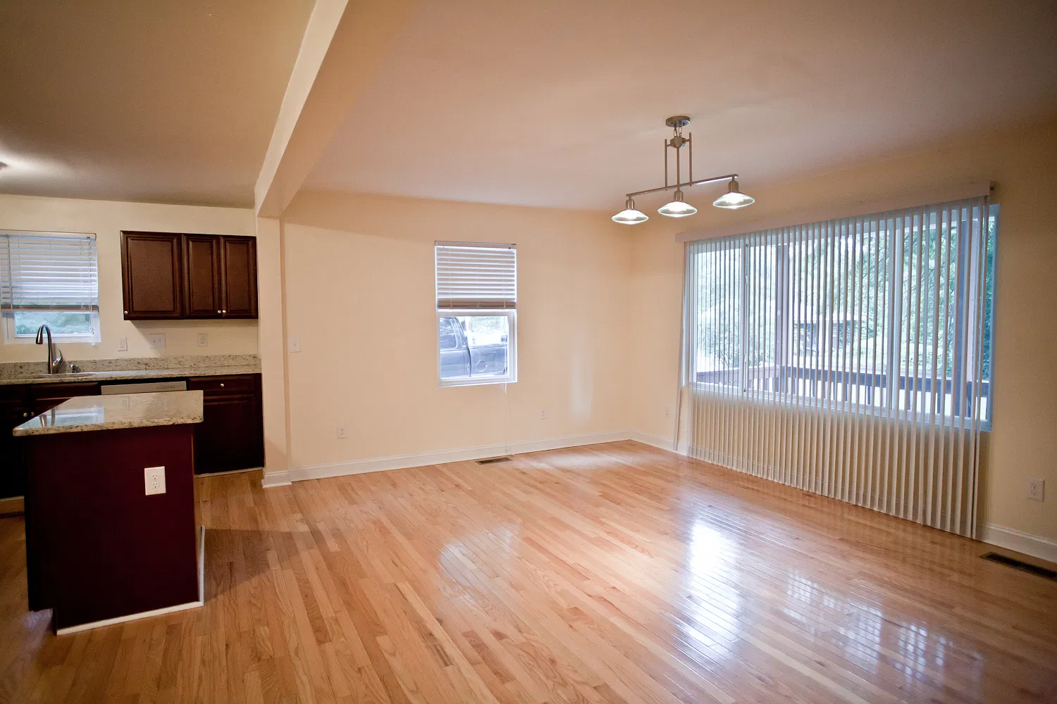 4br House on Knolls — Photo 2