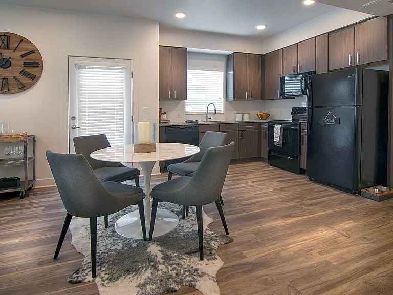 Pinyon Pointe Apartments — Photo 17