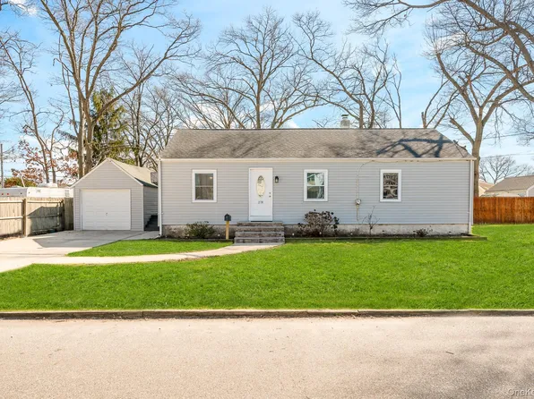 270 26th Street, Copiague, NY 11726