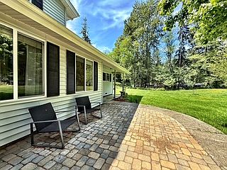 2nd image of 450 NE Riverhill Dr