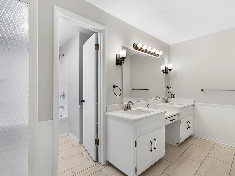 2329 E Bancroft St — Photo 22
