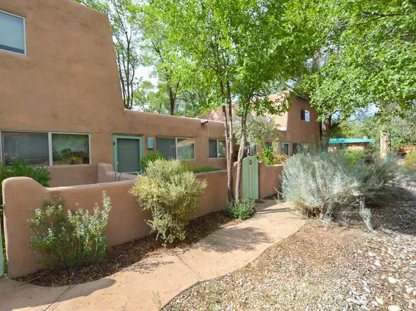222 Hinde St, Taos, NM 87571