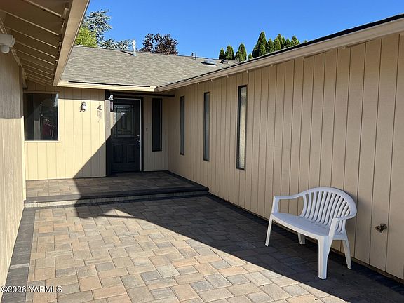 3rd image of 611 S 69th Ave
