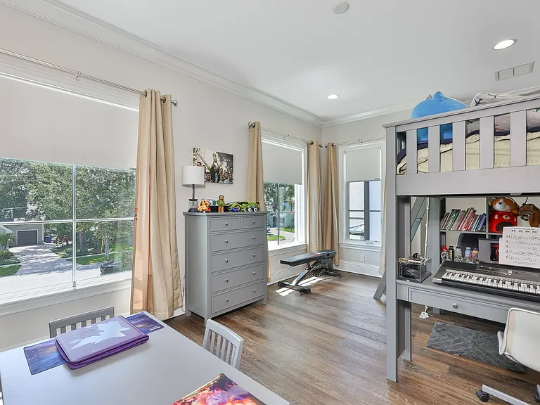 629 Riviera Dr — Photo 32