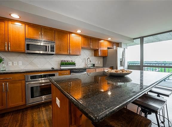 5th image of 600 E Admiral Blvd Unit 1601