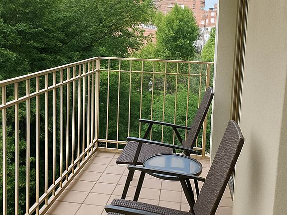4th image of 528 E 6th St APT 5a