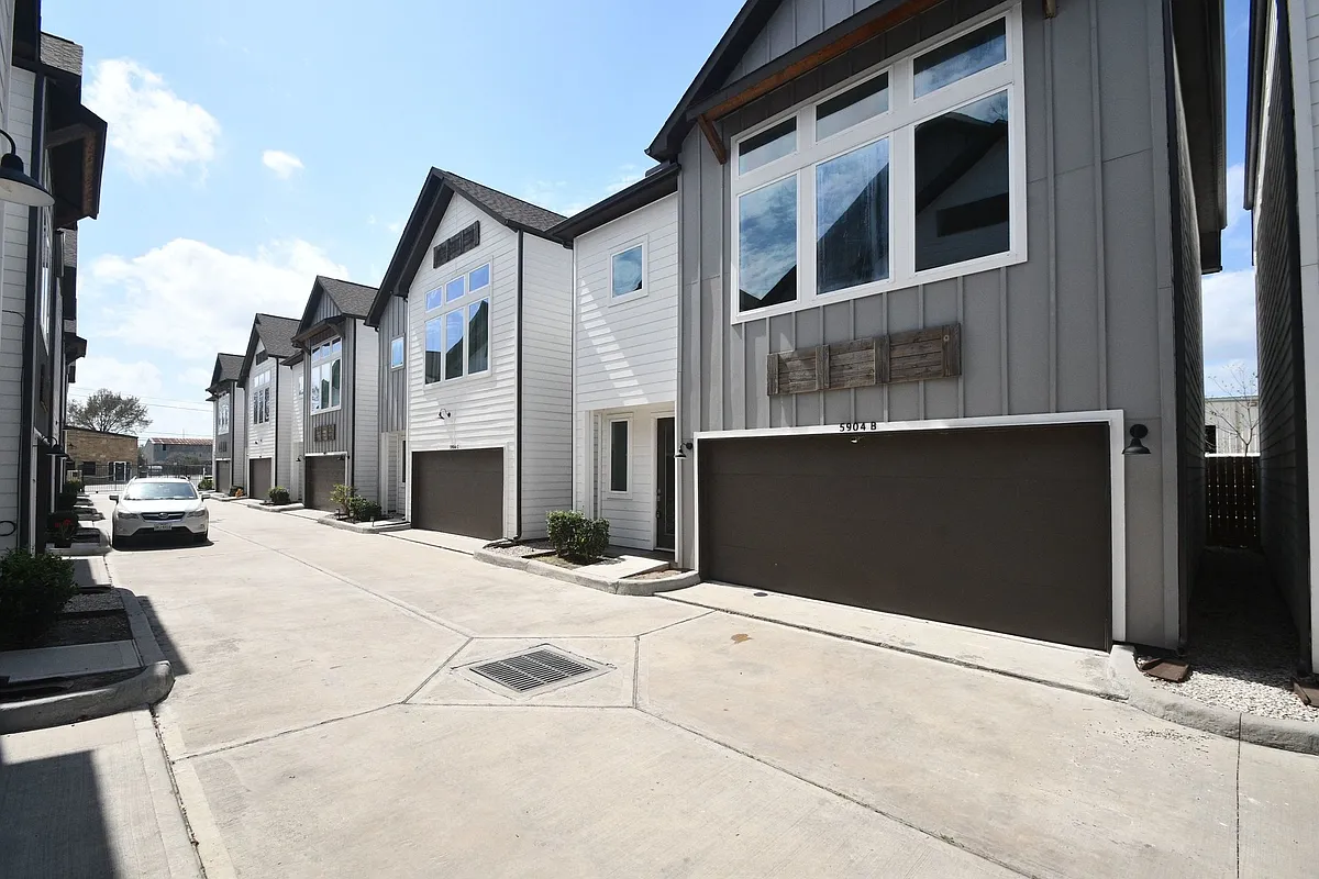 Building Photo - 5904 Gardendale Dr #B