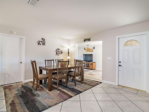 4th image of 309 Balsam St