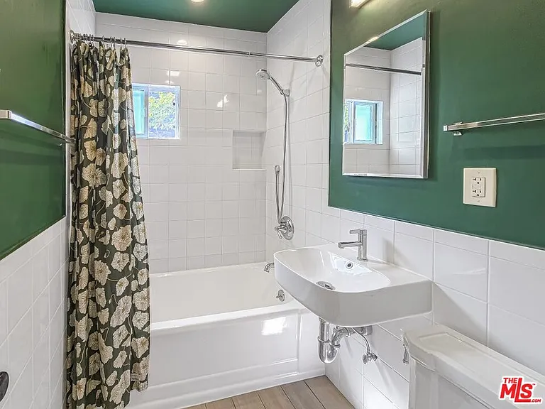 2049 Lake Shore Ave — Photo 13