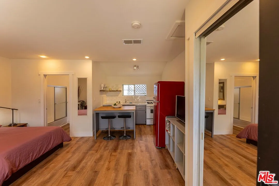 Studio, 1.0 bath, 250 sqft, $1,850 — Photo 3