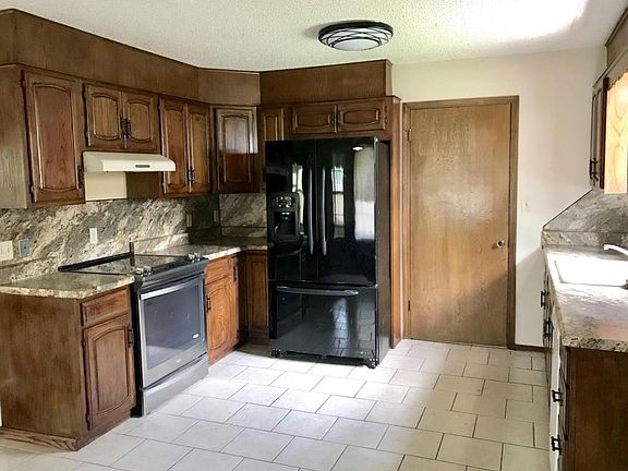 3rd image of 1811 N Chambers Ter