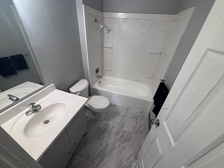 4321 Thompson Ave #6 — Photo 3