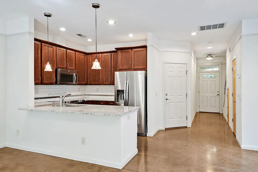 3 bed, 2.5 bath, 1400 sqft, $2,045 — Photo 3