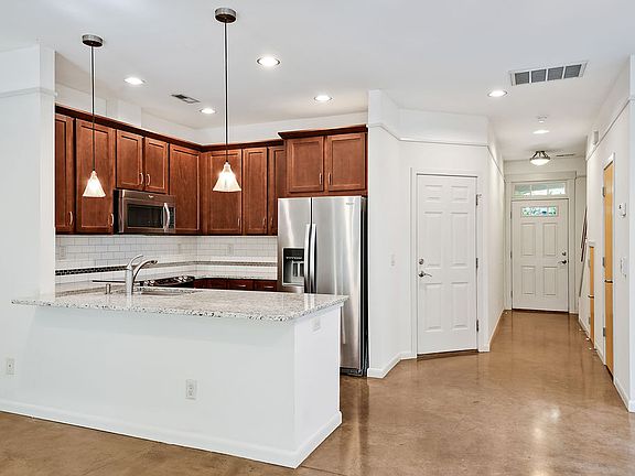 4th image of 1612 Fenway Ln