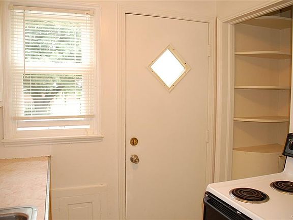 4th image of 130 Kenview Ave