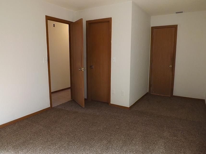 M. Bedroom w Walk in Closet