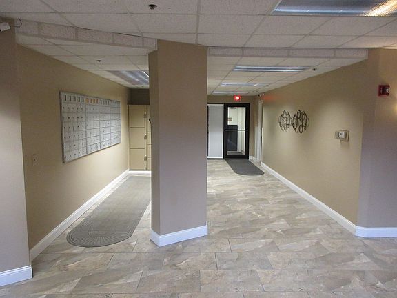4th image of 3102 Country Club Dr