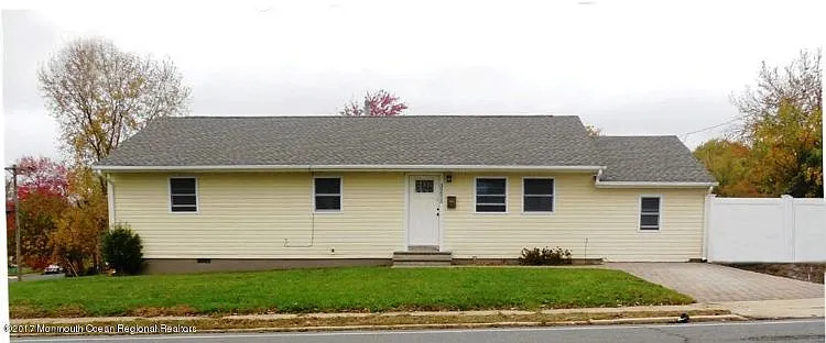 3211 W Bangs Ave photo 1