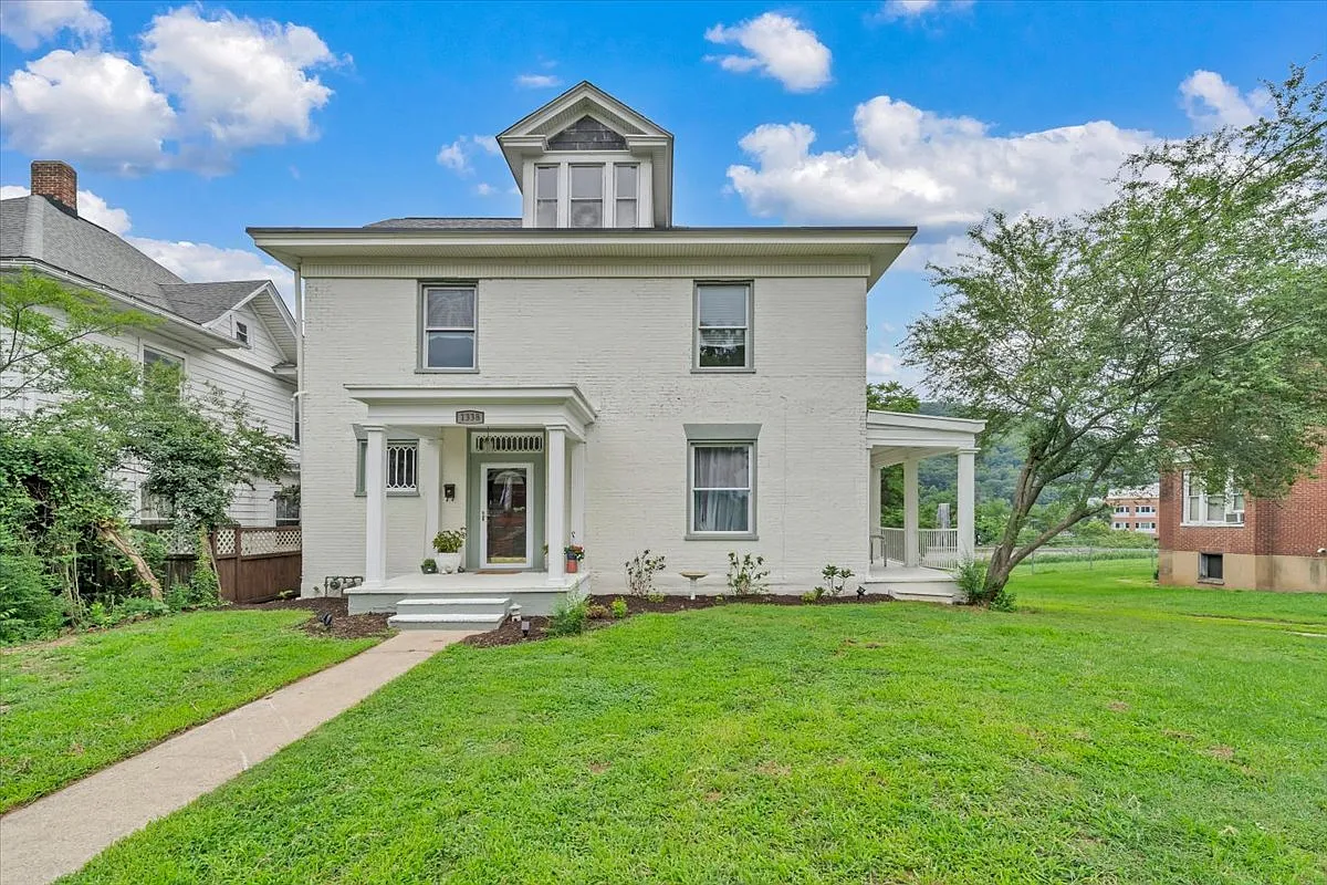 5 bed, 2710 sqft, $2,975 — Photo 1
