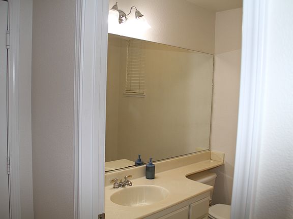 Down stairs 1/2 Bathroom !