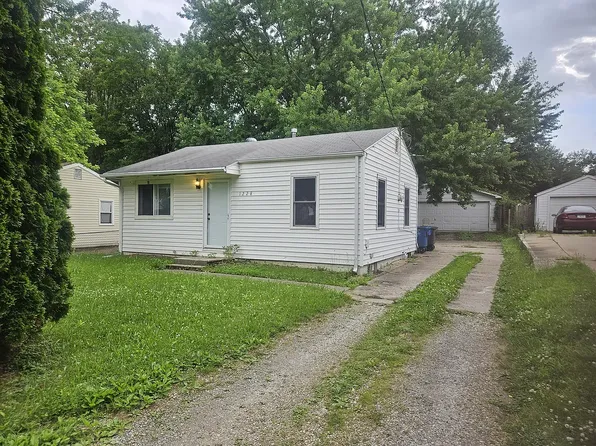 1228 E 37th Ct, Des Moines, IA 50317