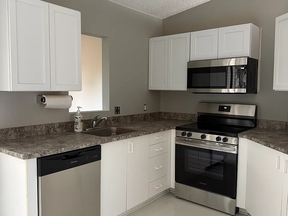 6705 Ridgefield Cir #203