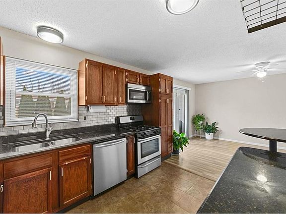 4th image of 505 Foxtrail Dr