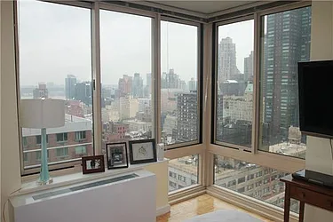 Rented by Space Marketing Shop