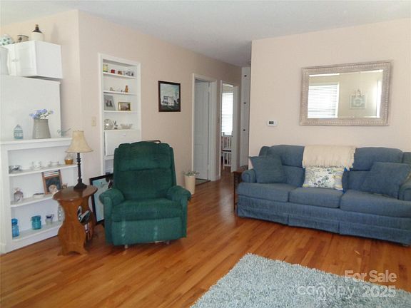 4th image of 230 Leisure Ln