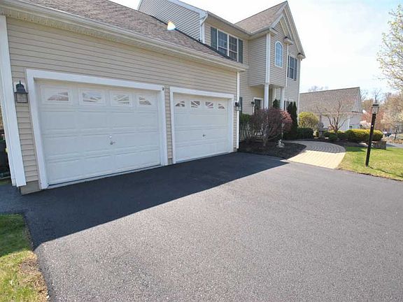 3rd image of 68 Shinnecock Hills Dr