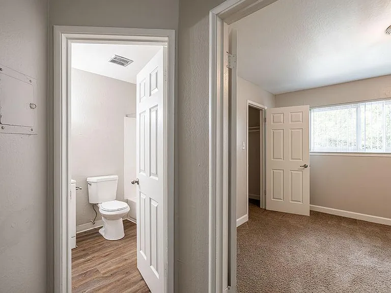 Rosewood Gardens Apartments — Photo 7