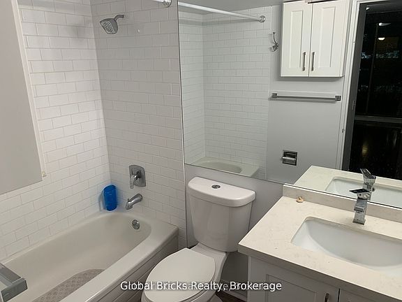 4th image of 750 Bay St #2009