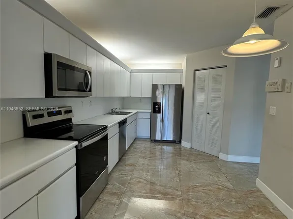 549 Racquet Club Rd APT 32, Fort Lauderdale, FL 33326