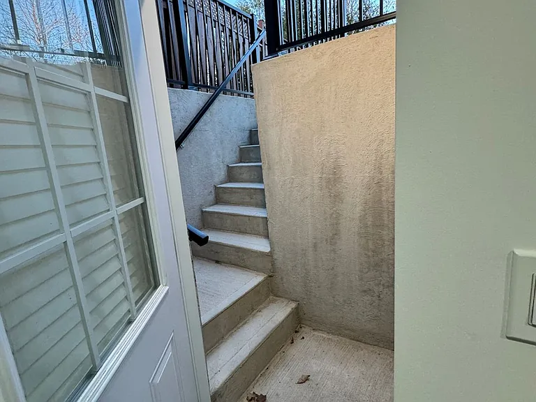 44 Isabella St #BASEMENT — Photo 11