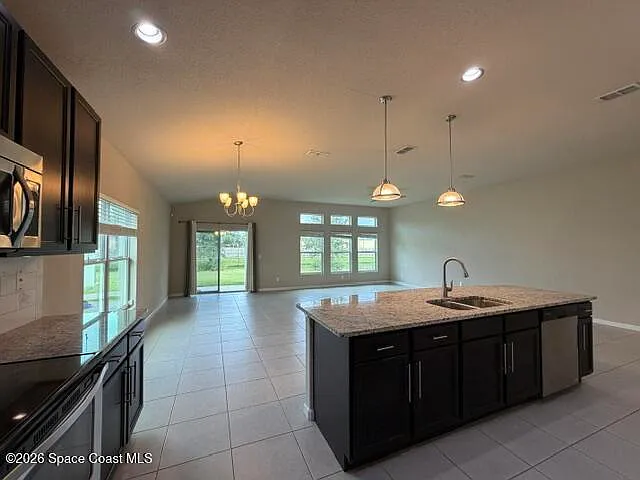3 bed, 2.0 bath, 1789 sqft, $2,600 — Photo 2