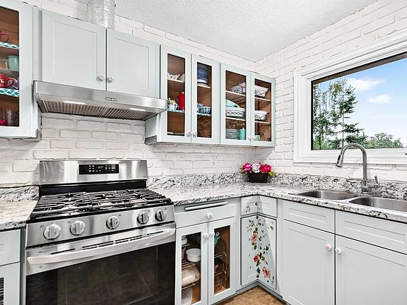 3rd image of 631 Brookpark Dr SW