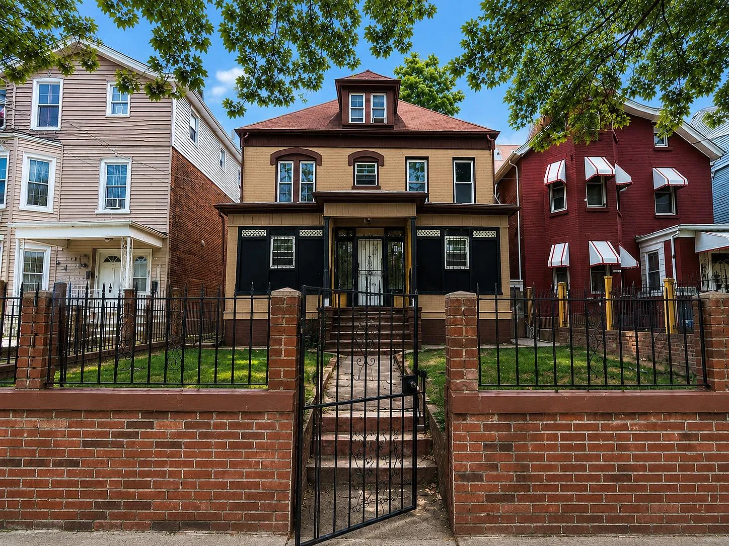 566 Summer Ave — Photo 4