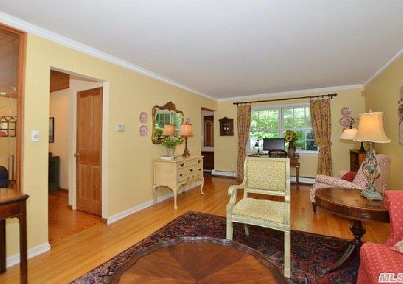 5th image of 19 Maplewood Dr