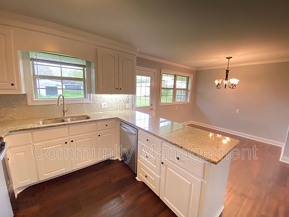 4th image of 105 Pinoak St