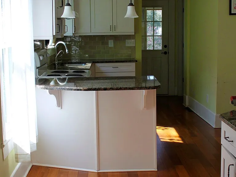 915 W Markham Ave — Photo 4