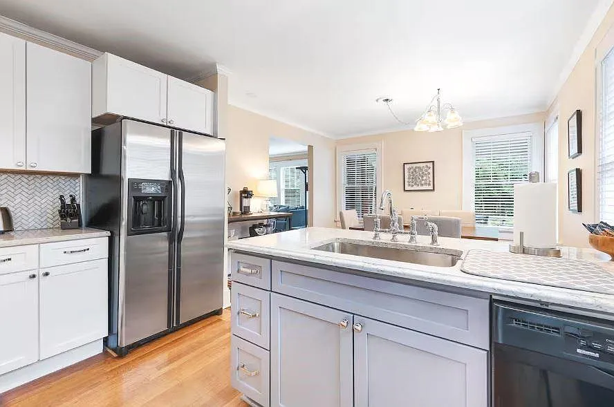 3 bed, 1.0 bath, 1250 sqft, $4,000 — Photo 2