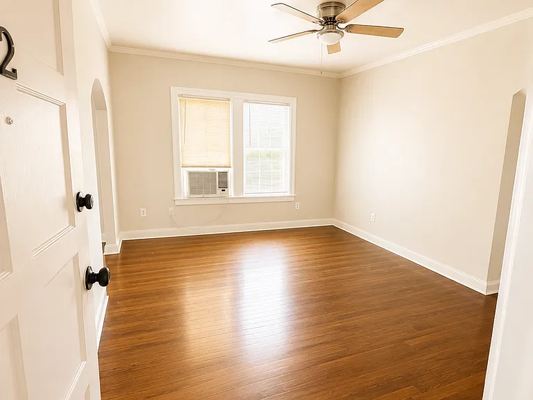 343 W Summit Ave — Photo 2