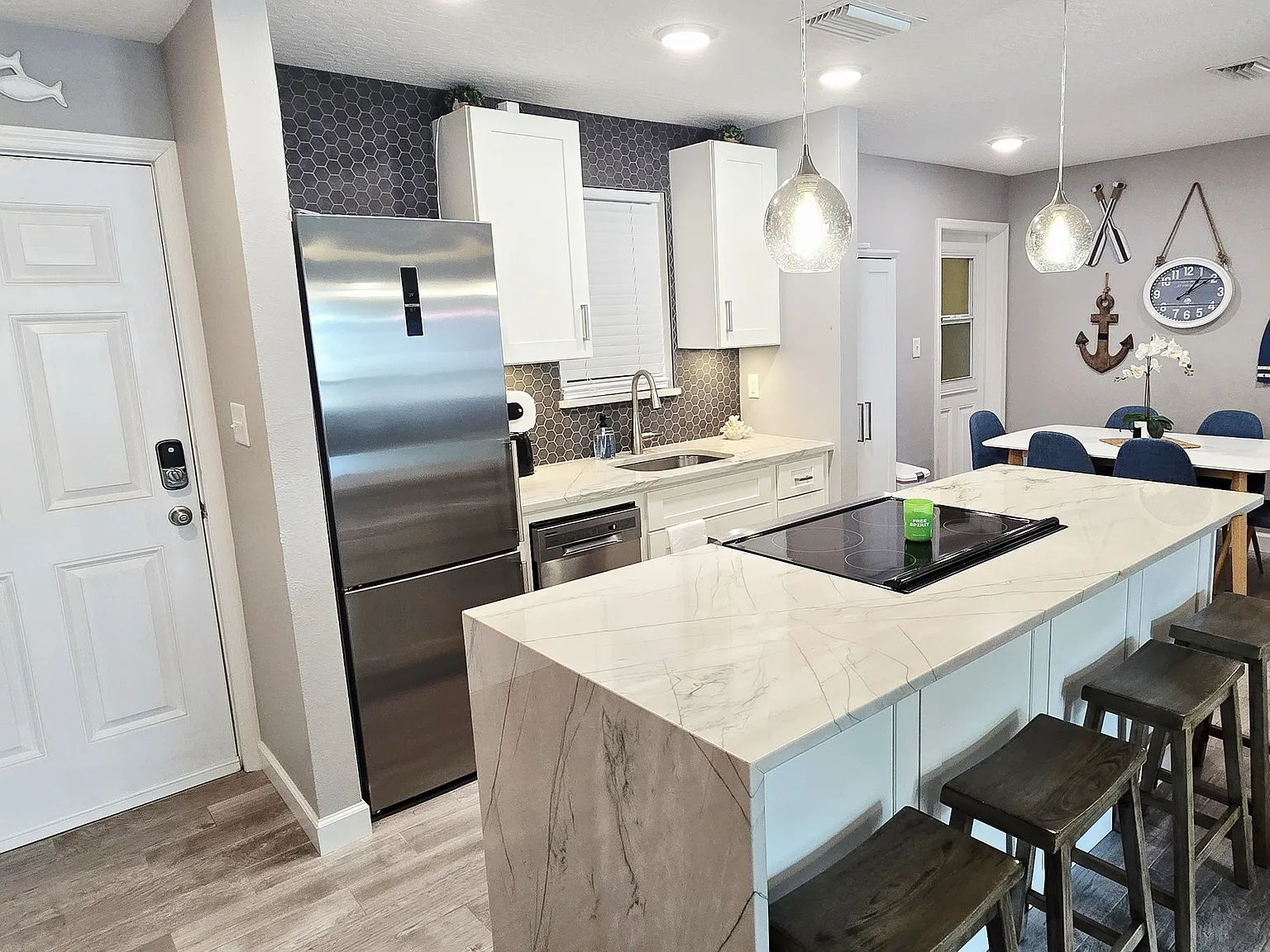2 bed, 921 sqft, $2,100 — Photo 2